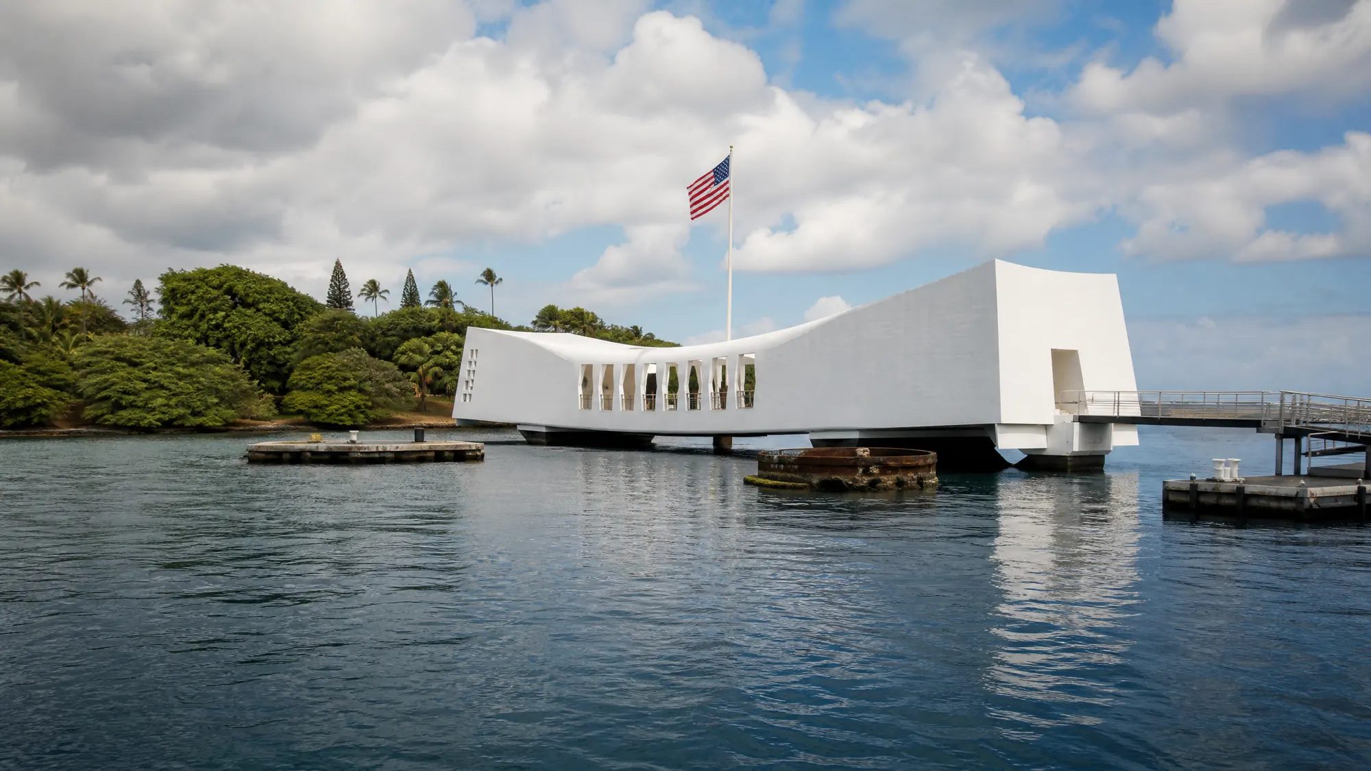 Pearl Harbor National Memorial eert de militairen en burgers die stierven op 7 december 1941. De locatie beschikt over twee musea en het drijvende USS Arizona Memorial.