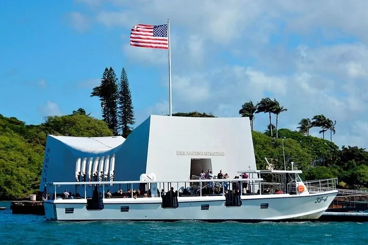 Bateau s'amarrant à l'USS Arizona Memorial avec des personnes qui débarquent