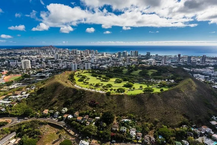 Luchtfoto van de Punchbowl Crater en de stad Honolulu