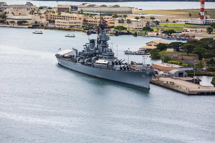 Le Battleship Missouri Memorial amarré à Pearl Harbor, vu d'en haut