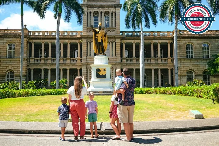 Une famille regardant la statue du roi Kamehameha devant Ali'iolani Hale
